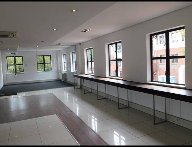 1,049M² OFFICE TO LET IN HYDE PARK